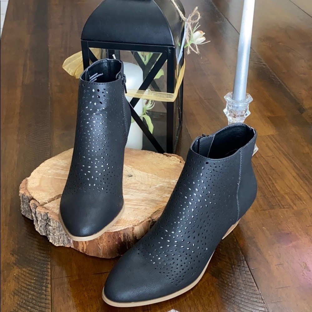 Cato Booties - Picture 2 of 7